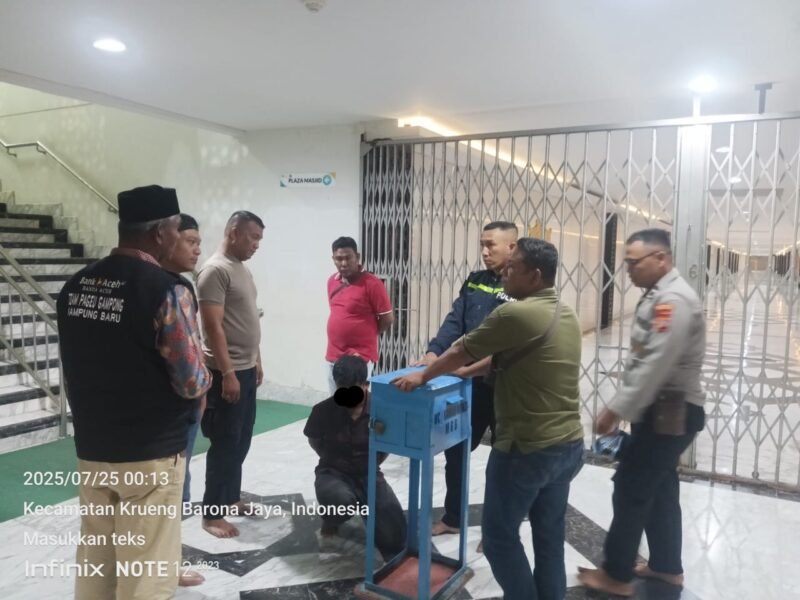 Tertangkap Kamera, Pria Ini Curi Kotak Amal Masjid Raya karena Lapar. (Foto: Dok. Misri/Acehnow).