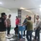 Tertangkap Kamera, Pria Ini Curi Kotak Amal Masjid Raya karena Lapar. (Foto: Dok. Misri/Acehnow).