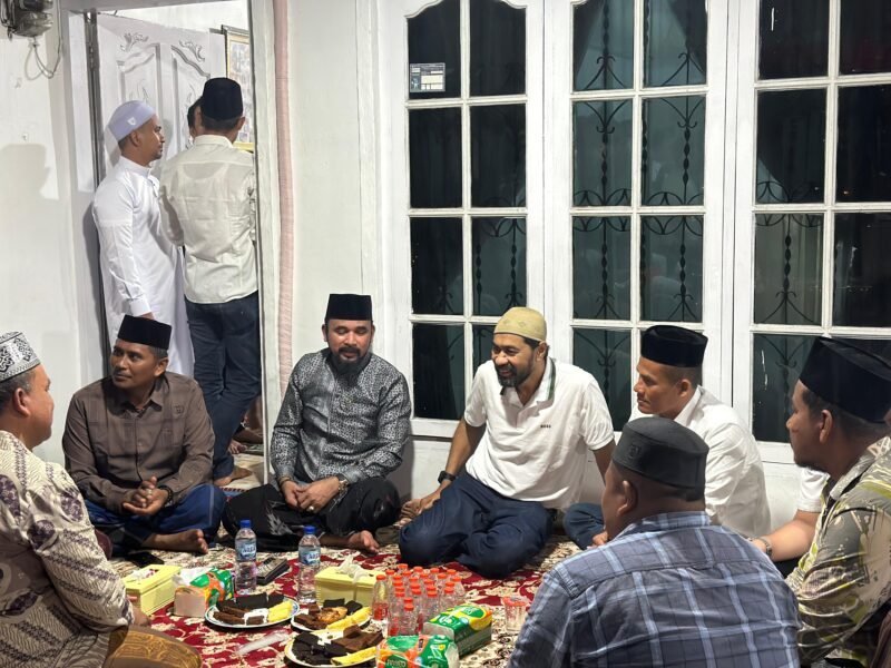 Gubernur Aceh, H. Muzakir Manaf (Mualem), melakukan takziah ke rumah duka ibunda Bupati Aceh Timur, Iskandar Usman Al-Farlaky, pada Jumat malam, 25 Juli 2025. Foto: Dok. Biro Adpim Setda Aceh
