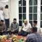 Gubernur Aceh, H. Muzakir Manaf (Mualem), melakukan takziah ke rumah duka ibunda Bupati Aceh Timur, Iskandar Usman Al-Farlaky, pada Jumat malam, 25 Juli 2025. Foto: Dok. Biro Adpim Setda Aceh