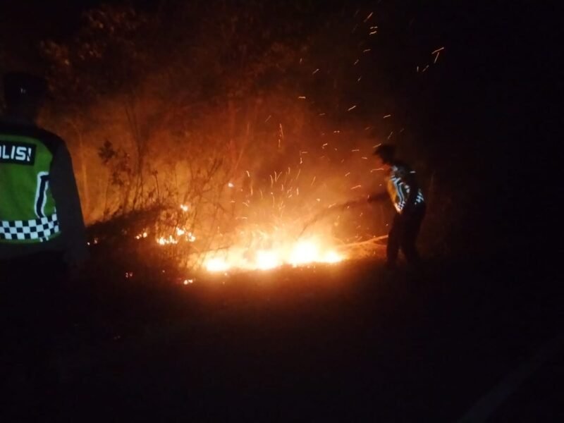 Kebakaran lahan kosong di Pintu Rime Gayo, polisi bantu pemadaman api. Dok. Polres Bener Meriah