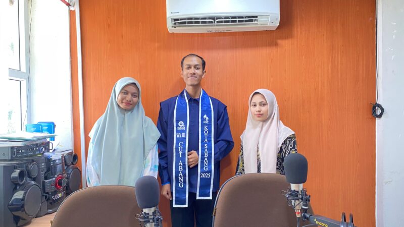 Ari Maulana, Wakil III Duta Wisata Kota Sabang 2025, tampil sebagai narasumber dalam program “Sharing Inspirasi” yang disiarkan oleh Radio Assalam UIN Ar-Raniry 107,9 FM, Sabtu (26/7/2025). Dok. Ist