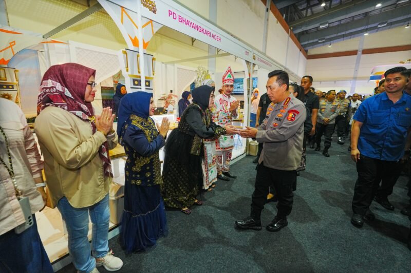 ‎Bhayangkari Aceh Tampilkan Kupi Khop dalam Bazar Nusantara 2025. (Foto: Dok. Misri/Acehnow).