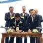 Menteri Pertahanan Republik Indonesia (Menhan RI) Sjafrie Sjamsoeddin menyaksikan penandatanganan kontrak implementasi antara Pemerintah Republik Indonesia dan Pemerintah Turki untuk pengadaan 48 unit pesawat tempur nasional KAAN, dalam rangkaian pameran pertahanan internasional (IDEF) 2025 di Istanbul, Turki, Sabtu (26/7/2025). dok. Kemenhan RI