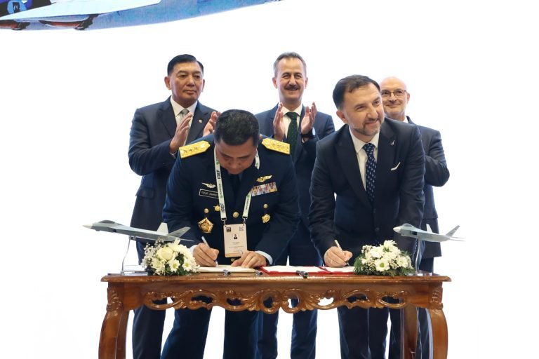 Menteri Pertahanan Republik Indonesia (Menhan RI) Sjafrie Sjamsoeddin menyaksikan penandatanganan kontrak implementasi antara Pemerintah Republik Indonesia dan Pemerintah Turki untuk pengadaan 48 unit pesawat tempur nasional KAAN, dalam rangkaian pameran pertahanan internasional (IDEF) 2025 di Istanbul, Turki, Sabtu (26/7/2025). dok. Kemenhan RI