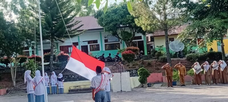 Polsek Wih Pesam melaksanakan kegiatan Polisi Negehi Sekulah dengan menjadi Inspektur Upacara di SMKN 4 Bener Meriah, Kampung Wih Pesam, Kecamatan Wih Pesam, Kabupaten Bener Meriah, Senin (28/7/2025) pagi. dok. Polres Bener Meriah