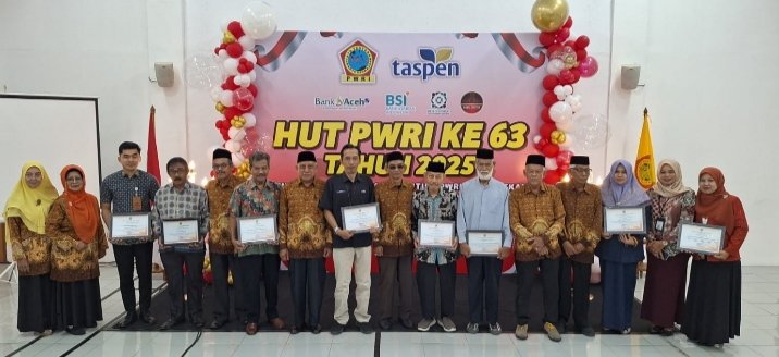 PWRI Aceh Beri Penghargaan kepada Media AcehInspirasi dalam HUT ke-63. (Foto: Dok. Misri/Acehnow).