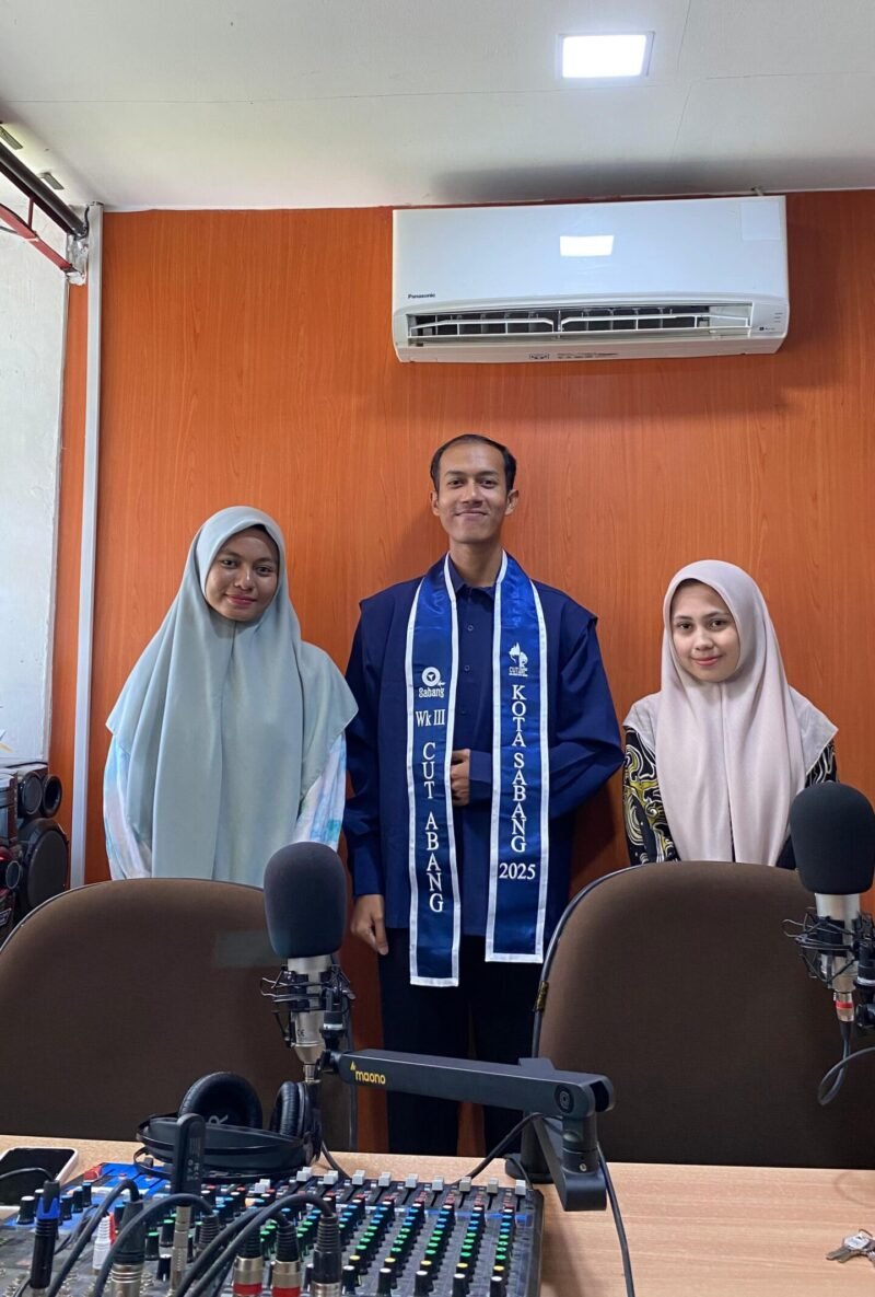‎Ari Maulana Bagikan Inspirasi di Radio Assalam. (Foto: Dok. Misri/Acehnow).