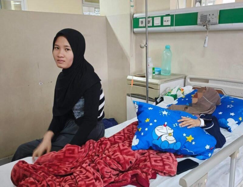 Nurhelmi dari Pulau Banyak, Kabupaten Aceh Singkil setia menunggu kakak kandungnya Nelvi Indriani Nazara, yang menjalani pengobatan kanker di Rumah Sakit Umum Zainoel Abidin (RSUZA). Dok. BFLF