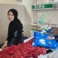 Nurhelmi dari Pulau Banyak, Kabupaten Aceh Singkil setia menunggu kakak kandungnya Nelvi Indriani Nazara, yang menjalani pengobatan kanker di Rumah Sakit Umum Zainoel Abidin (RSUZA). Dok. BFLF