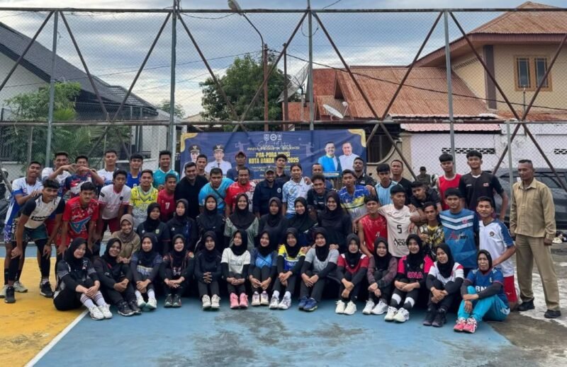 Foto bersama Persatuan Bola Voli Seluruh Indonesia (PBVSI) Kota Banda Aceh pada acara penutupan seleksi PBVSI menuju Pra PORA 2025 yang berlangsung di lapangan BIMA VC, Batoh, Kecamatan Lueng Bata, Banda Aceh, Kamis (10/7/2025). Foto: Dok. kabardaily.com