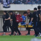 Bek Persib Bandung , Achmad Jufriyanto ditandu ke luar lapangan pada pertandingan pertama Grup B Piala Presiden 2025 melawan Port FC di Stadion Si Jalak Harupat Kabupaten Bandung, Jawa Barat, Minggu (6/7/2025). dok. ANTARA/HO-Persib Bandung.