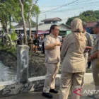 Gubernur DKI Jakarta Pramono Anung Wibowo sedang memantau pengerukan di Kali Irigasi Bekasi Tengah, Cakung, Jakarta Timur, Senin (7/7/2025). dok. ANTARA/Lifia Mawaddah Putri.