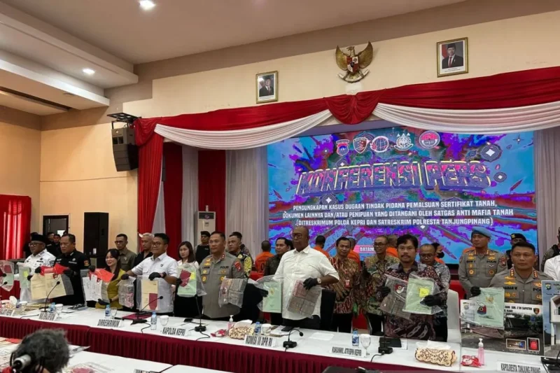 Polda Kepri merilis pengungkapan kasus mafia tanah yang terjadi di Tanjungpinang, Batam, dan Bintan. Konferensi pers dipimpin Kapolda Kepri Irjen Pol. Asep Safrudi di Mapolda Kepri, Kota Batam, Kamis (3/7/1025). (ANTARA/Laily Rahmawaty)