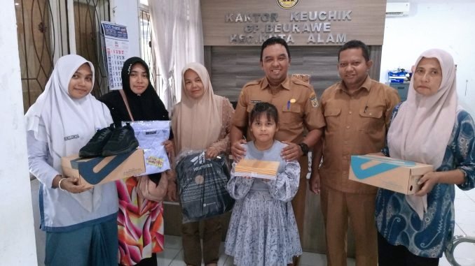 Keuchik Beurawe Bantu Meringankan Beban Keluarga Kurang Mampu Lewat Bantuan Perlengkapan Sekolah. Foto: Acehnow