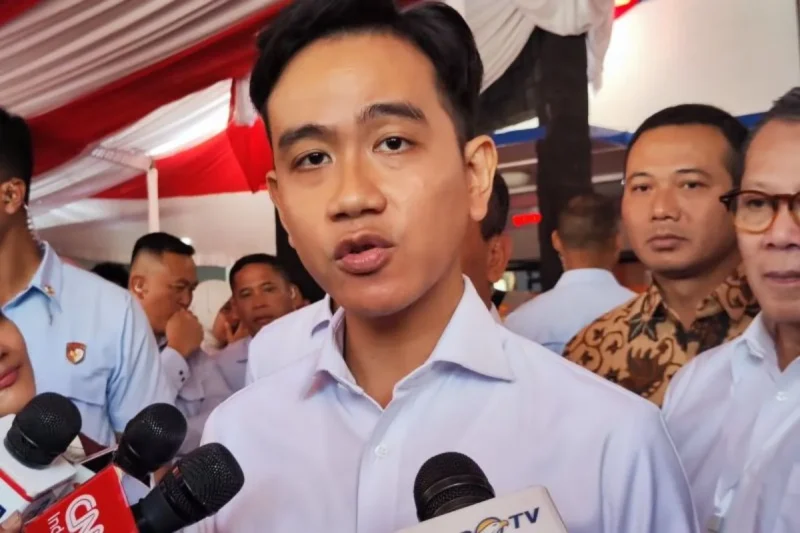 Wakil Presiden Gibran Rakabuming Raka memberikan keterangan pers usai meninjau penyaluran Bantuan Subsidi Upah (BSU) di Boyolali, Jawa Tengah, Jumat (18/7/2025). ANTARA/Mentari Dwi Gayati