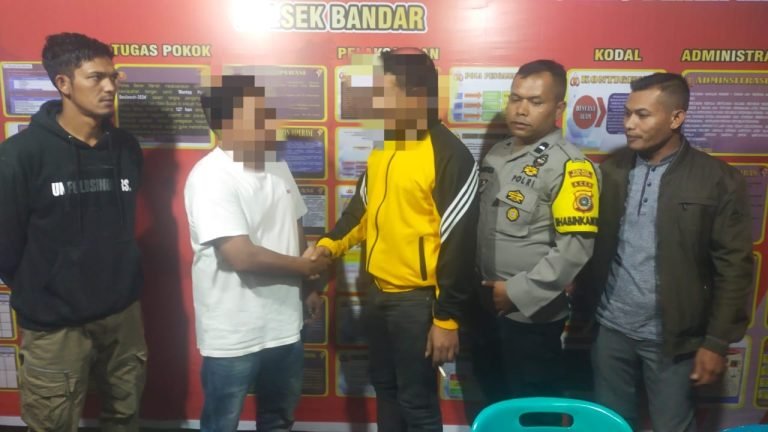 Kesalahpahaman yang berujung perkelahian antara dua warga Kampung Pondok Ulung, Kecamatan Bandar, Kabupaten Bener Meriah, diselesaikan secara damai dan kekeluargaan pada Minggu (27/7/2025) di ruang Unit Reskrim Polsek Bandar, Kampung Mutiara. Dok. Polres Bener Meriah