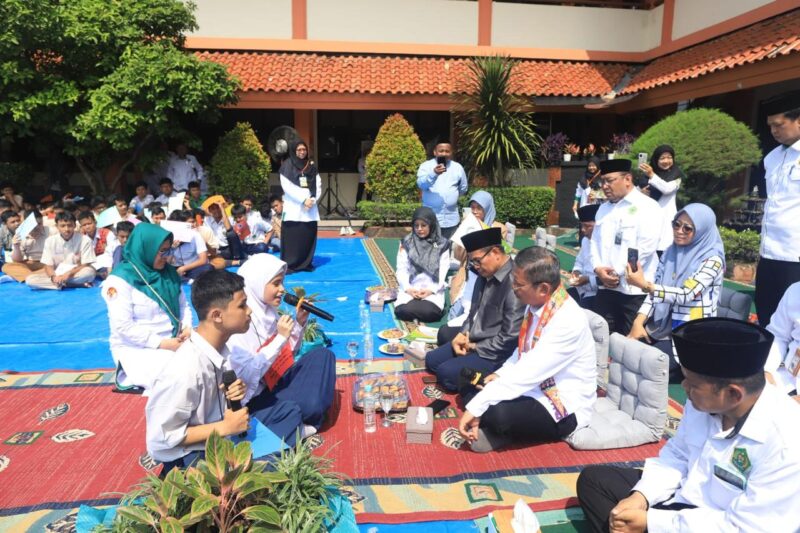 Dua murid madrasah Difabel tengah melantunkan ayat-ayat Al-Qur’an. dok. Kemenag RI