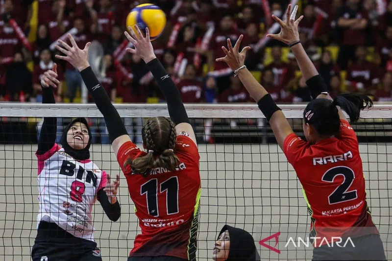 Dua pevoli putri Jakarta Pertamina Enduro Polina Shemanova (tengah) dan Maradanti Namira Tegariani (kanan) berupaya memblok bola smes dari pevoli putri Jakarta BIN Megawati Hangestri Pertiwi (kiri) dalam pertandingan minggu kedua Final Four PLN Mobile Proliga 2024 di GOR Jatidiri, Semarang, Jawa Tengah, Kamis (11/7/2024). Jakarta BIN mengalahkan Jakarta Pertamina Enduro dengan skor 3-0 (25-15, 25-14, dan 25-18). dok. ANTARA FOTO/Makna Zaezar/Spt.