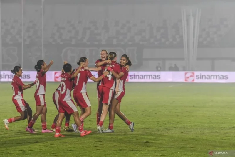 Pesepak bola Timnas Putri Indonesia Isa Guusje Warps (kedua kanan) bersama rekan merayakan gol ke gawang Timnas Putri Kirgistan pada pertandingan kualifikasi Piala Asia Wanita 2026 Grup D di Stadion Indomilk Arena, Kabupaten Tangerang, Banten, Minggu (29/6/2025). dok. ANTARA FOTO/Galih Pradipta/rwa.