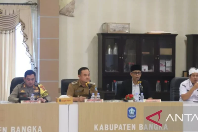Ketua KPU Bangka, Sinarto (kopiah) menyatakan lima pasangan calon peserta Pilkada ulang 2025 kondisi sehat, di Sungailiat, Jumat (4/7/2025). dok. ANTARA/Kasmono.
