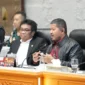 Wakil Ketua Komisi V DPR RI Ridwan Bae (kiri) dan Wakil Ketua Komisi V DPR RI Roberth Rouw (kanan) memimpin rapat kerja bersama Kementerian Transmigrasi serta Kementerian Desa dan Pembangunan Daerah Tertinggal di Kompleks Parlemen Senayan, Jakarta, Senin (7/7/2025). dok. ANTARA/HO-Kementerian Transmigrasi.