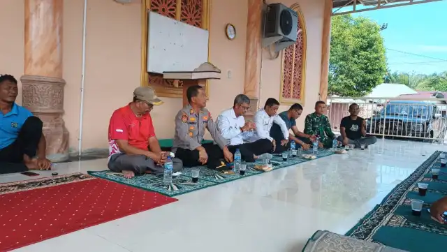 Mediasi digelar pada Rabu (9/7/2025) sekitar pukul 10.00 WIB, bertempat di kantor keuchik setempat dihadiri Camat Meureubo, Danramil 07/Meureubo, Kepala DPMG Aceh Barat, Bhabinkamtibmas, Babinsa, Keuchik, aparatur gampong, serta perwakilan masyarakat. dok. Polres Aceh Barat