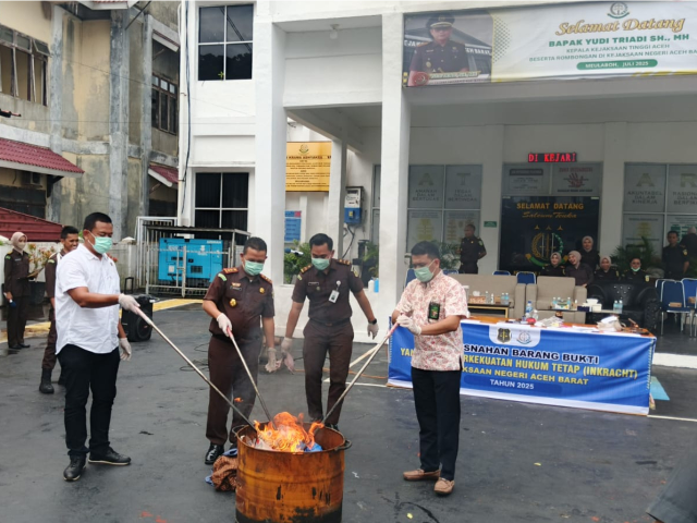 Kejaksaan Negeri Meulaboh melaksanakan kegiatan pemusnahan barang bukti perkara narkotika dan tindak pidana umum lainnya, Kamis (10/7/2025), bertempat di halaman Kantor Kejaksaan Negeri Aceh Barat, Jalan DR. Sutomo, Gampong Suwak Indrapuri, Kecamatan Johan Pahlawan, Kabupaten Aceh Barat. dok. Polres Aceh Barat