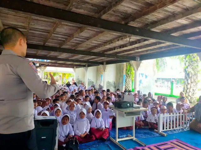 Dalam rangka menciptakan lingkungan sekolah yang aman, nyaman, dan bebas dari kekerasan, Polsek Johan Pahlawan jajaran Polres Aceh Barat melaksanakan kegiatan sosialisasi pencegahan bullying/perundungan pada saat kegiatan Masa Pengenalan Lingkungan Sekolah (MPLS) di SD Negeri VII Meulaboh, Senin (14/7/2025). dok. Polres Aceh Barat