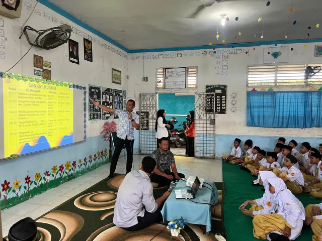 Dalam rangka memberikan edukasi sejak dini kepada pelajar terkait bahaya penyalahgunaan narkoba dan rokok, Satuan Reserse Narkoba Polres Aceh Barat menjadi pemateri dalam kegiatan Masa Ta’aruf Siswa Madrasah (MATSAMA) di MTsN 3 Aceh Barat, Selasa (15/7/2025). dok. Polres Aceh Barat