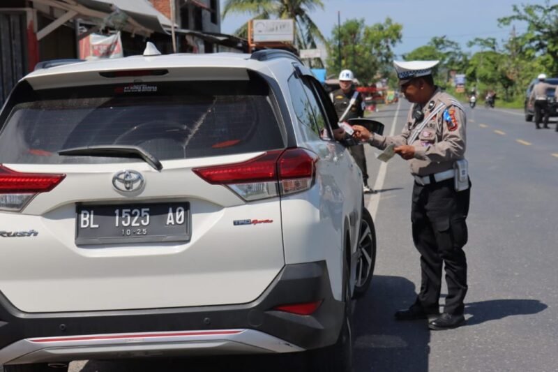 Dalam rangka Operasi Patuh Seulawah 2025, personel Satuan Lalu Lintas (Satlantas) Polresta Banda Aceh terus memberikan imbauan kepada para pengendara roda empat agar senantiasa menggunakan sabuk pengaman atau safety belt saat berkendara, Sabtu (19/7/2025). Dok. Polresta Banda Aceh