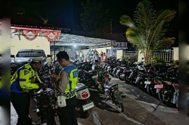 Satuan Lalu Lintas (Satlantas) Polres Aceh Barat menggelar kegiatan penindakan pelanggaran lalu lintas dalam rangka Operasi Patuh Seulawah 2025, Selasa (22/7/2025) malam. Dok. Polres Aceh Barat