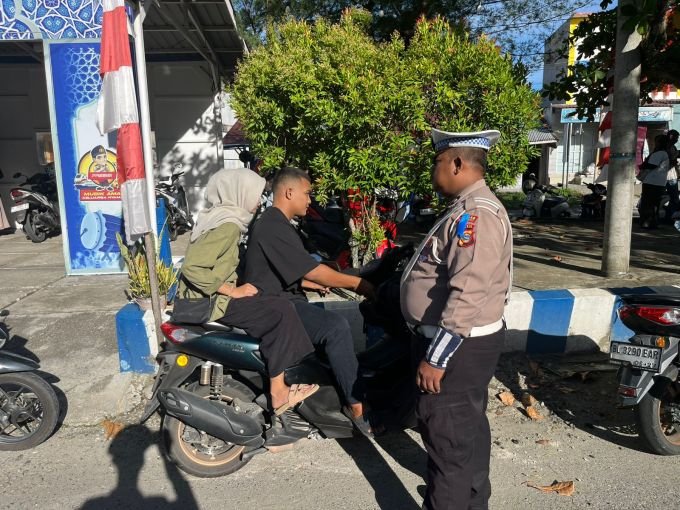 Dalam rangka pelaksanaan Operasi Patuh Seulawah 2025, Satuan Lalu Lintas Polres Aceh Barat menggelar kegiatan penindakan terhadap pelanggaran lalu lintas, Rabu (23/7/2025) sore. Dok. Polres Aceh Barat