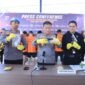 Kapolres Aceh Utara AKBP Trie Aprianto, S.H., M.H, menggelar konferensi pers bersama barang bukti dua pucuk senjata api yang disita Satuan Reserse Kriminal (Sat Reskrim) Polres Aceh Utara dalam kasus penembakan terhadap anggota Sat Resnarkoba di Mapolres Aceh Utara. Dok. Polres Aceh Utara