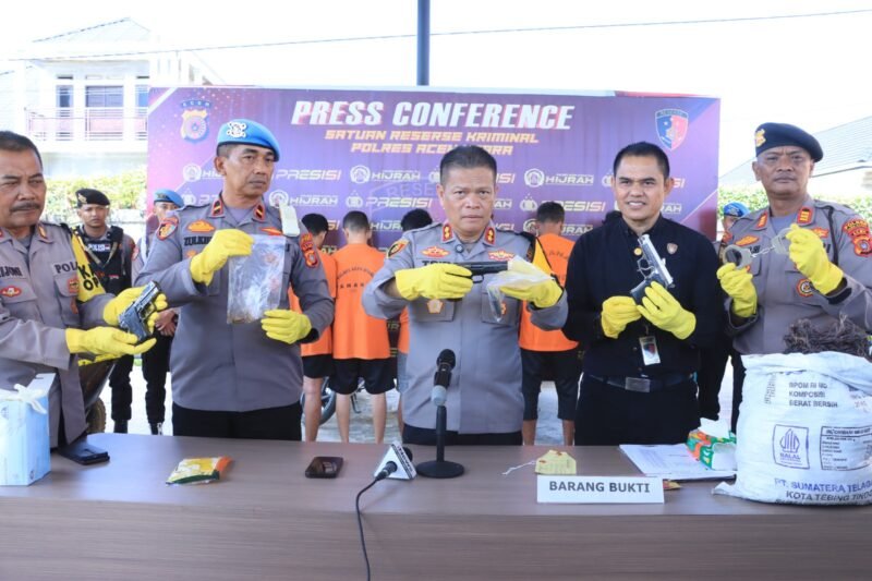 Kapolres Aceh Utara AKBP Trie Aprianto, S.H., M.H, menggelar konferensi pers bersama barang bukti dua pucuk senjata api yang disita Satuan Reserse Kriminal (Sat Reskrim) Polres Aceh Utara dalam kasus penembakan terhadap anggota Sat Resnarkoba di Mapolres Aceh Utara. Dok. Polres Aceh Utara