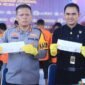 Kapolres & Kasat Reskrim menunjukkan barang bukti kwitansi tanda terima uang dari korban penipuan IKN. Dok. Polres Aceh Utara