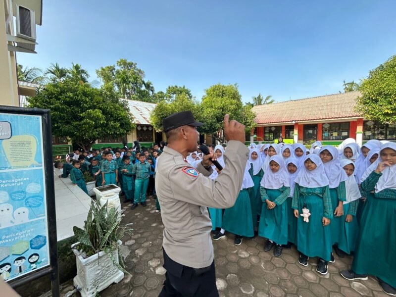 Sat Binmas Polres Aceh Utara melaksanakan kegiatan Police Goes To School di SD Negeri 4 Tanah Pasir, Kecamatan Tanah Pasir, Kabupaten Aceh Utara, pada Rabu (30/7/2025). Dok. Polres Aceh Utara