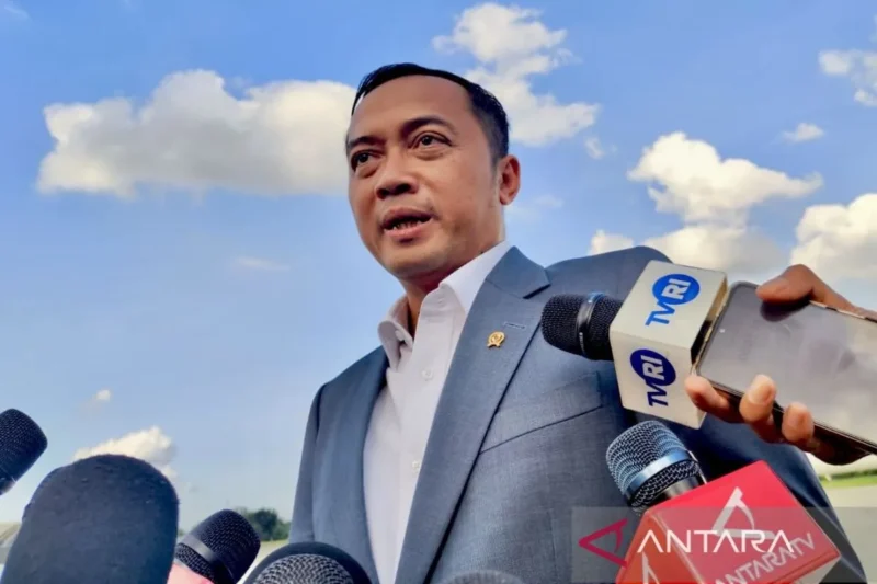 Juru Bicara Presiden RI sekaligus Menteri Sekretaris Negara Prasetyo Hadi menjawab pertanyaan wartawan saat ditemui di Pangkalan Udara TNI AU (Lanud) Halim Perdanakusuma, Jakarta, Selasa (1/7/2025). dok. ANTARA/Mentari Dwi Gayati.