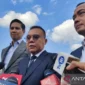 Wakil Ketua DPR Sufmi Dasco Ahmad (tengah) menjawab pertanyaan wartawan saat ditemui pada sela-sela acara melepas keberangkatan Presiden Prabowo melawat ke Arab Saudi di Pangkalan Udara TNI AU (Lanud) Halim Perdanakusuma, Jakarta, Selasa (1/7/2025). dok. ANTARA/Mentari Dwi Gayati.
