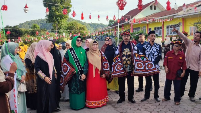 Wakil Bupati Bener Meriah Ir. H. Armia menghadiri kegiatan menyerahkan anak ku Tengku guru sekaligus penutupan Masa Pengenalan Lingkung Sekolah ( MPLS) di SD Negeri 1 Pante Raya, Kecamatan Wih Pesam, Sabtu, 26 Juli 2025. Dok. Diskominfo Bener Meriah