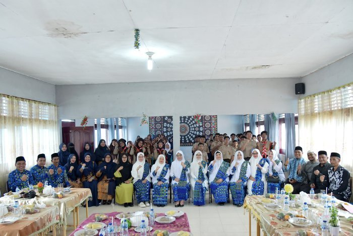 Pengurus Wilayah (PW) BKMT Aceh, Dr. Ir. Dyah Erti Idawati, MT didampingi oleh Ketua TP-PKK Kabupaten Bener Meriah Hj. Meutia Fauziah, SH dan Ketua PD BKMT Kabupaten Bener Meriah Hj. Dr. Puspitawati, M.Si, Sabtu, 26 Juli 2025, mengunjungi Sekolah Menengah Pertama Negeri (SMPN) 1 Bukit. Dok. Diskominfo Bener Meriah