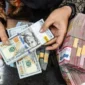 Arsip Foto - Petugas menyusun uang pecahan dolar AS dan rupiah di gerai penukaran mata uang asing VIP (Valuta Inti Prima) Money Changer, Jakarta. (ANTARA FOTO/Muhammad Adimaja.)