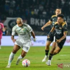 Pesepak bola Persib Bandung Wiliam Moreira (kiri) berebut bola dengan pesepak bola Dewa United Theo Bartolomey (kanan) pada pertandingan Piala Presiden Grup B di Stadion Si Jalak Harupat, Bandung, Jawa Barat, Selasa (8/7/2025). dok. ANTARA FOTO/Raisan Al Farisi/foc.