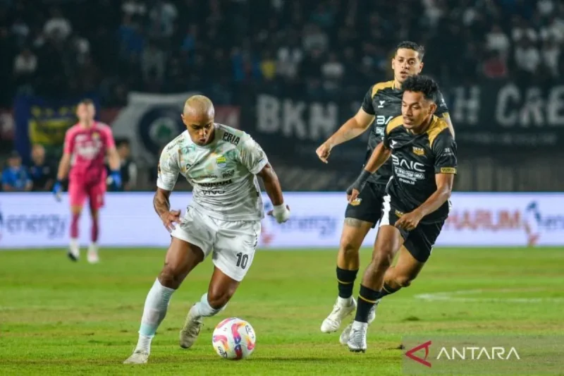 Pesepak bola Persib Bandung Wiliam Moreira (kiri) berebut bola dengan pesepak bola Dewa United Theo Bartolomey (kanan) pada pertandingan Piala Presiden Grup B di Stadion Si Jalak Harupat, Bandung, Jawa Barat, Selasa (8/7/2025). dok. ANTARA FOTO/Raisan Al Farisi/foc.