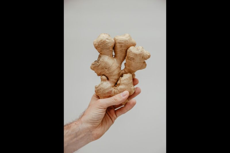 Ilustrasi - Nggak cuma bikin hangat, jahe merah juga bantu lawan penyakit, lho! dok. pexels.com/Cup of Couple