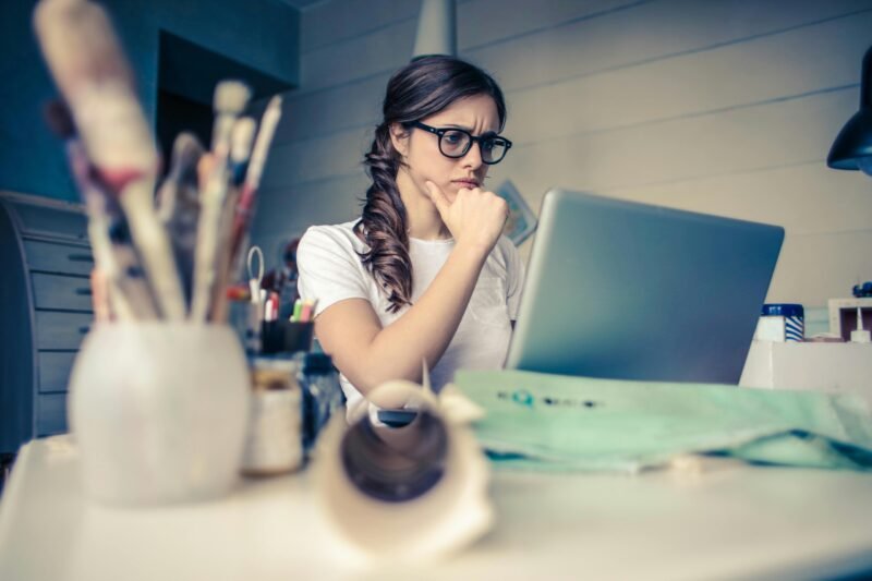 Ilustrasi seseorang yang lagi fokus dalam bekerja. Dok. pexels.com/Andrea Piacquadio