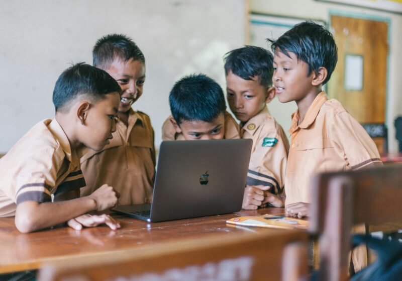 Ilustrasi - Seorang siswa mengikuti pendidikan di sekolah usai menerima bantuan PIP 2025. dok. pexels.com/Agung Pandit Wiguna