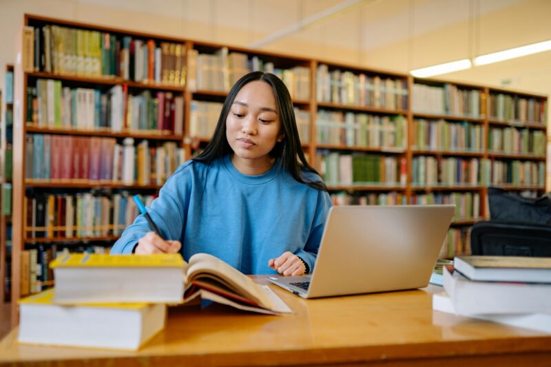 Ilustrasi mahasiswa mengikuti program Djarum Beasiswa Plus 2025. (pexels.com/Yan Krukau)