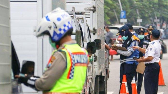 Polisi dan Dishub Kota Surabaya saat mengadakan razia gabungan. Foto: Dok. TribunJatim.com