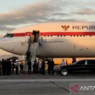 Presiden Prabowo Subianto turun dari tangga pesawat kepresidenan di Pangkalan Angkatan Udara Galeao di Rio de Janeiro, Brazil, pada Sabtu (5/7/2025). Prabowo dijadwalkan menghadiri KTT BRICS pada 6-7 Juli 2025. (ANTARA/Andi Firdaus)